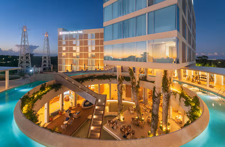 Rooftop pool bij Hilton Garden Inn met uitzicht op Cancún