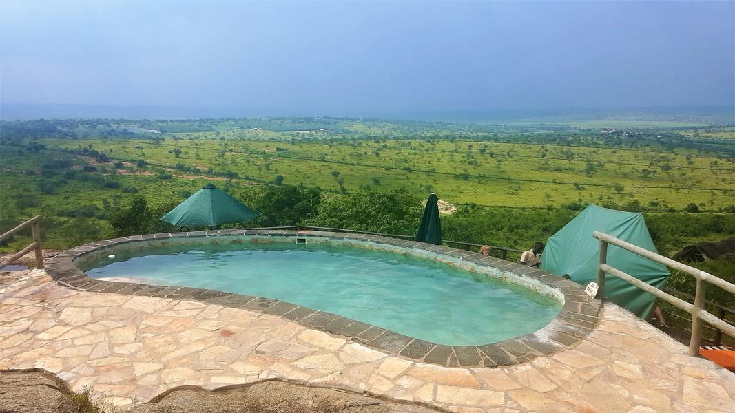 Rwakobo Rock Eco-Lodge gebouwd op granieten rots met uitzicht over Lake Mburo