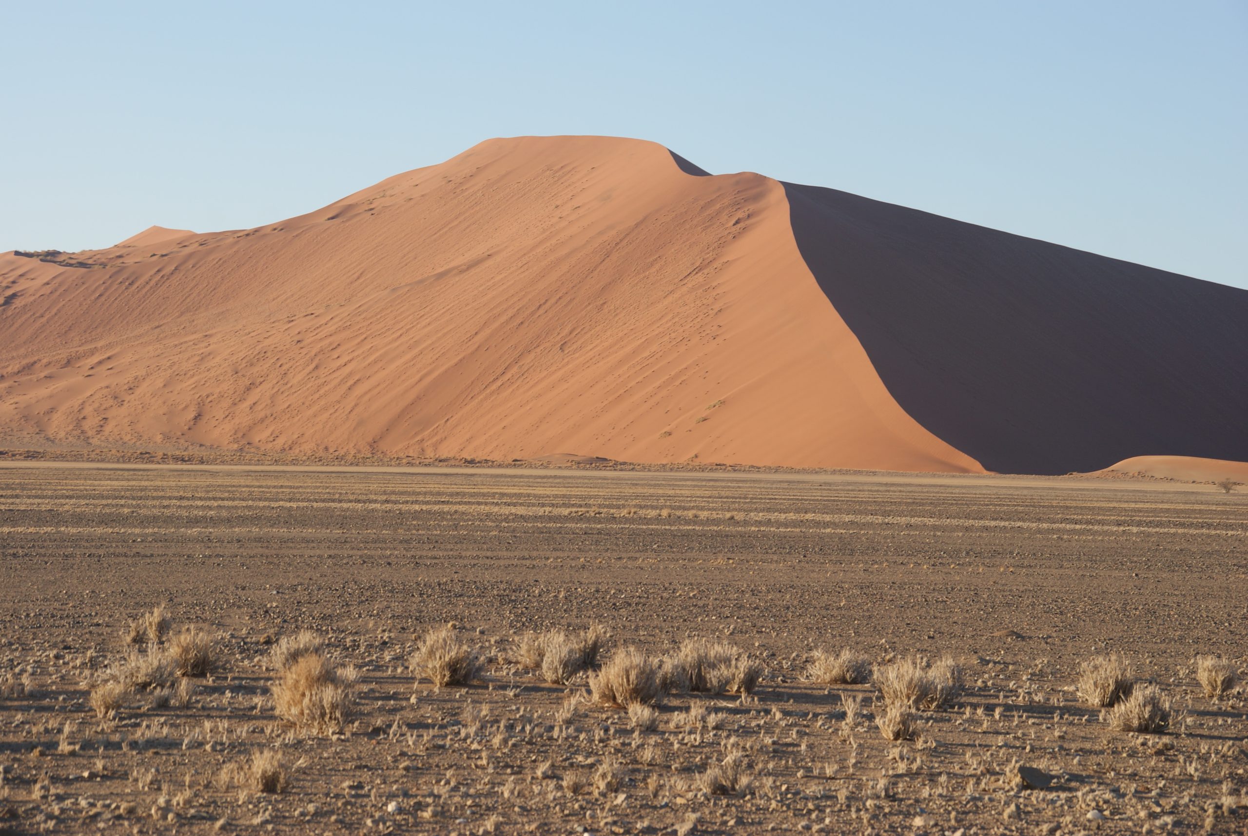 Sesriem-Eerste-rode-duinen-zichtbaar-onderweg-naar-Sesriem-–-selfdrive-Namibie-scaled.jpg