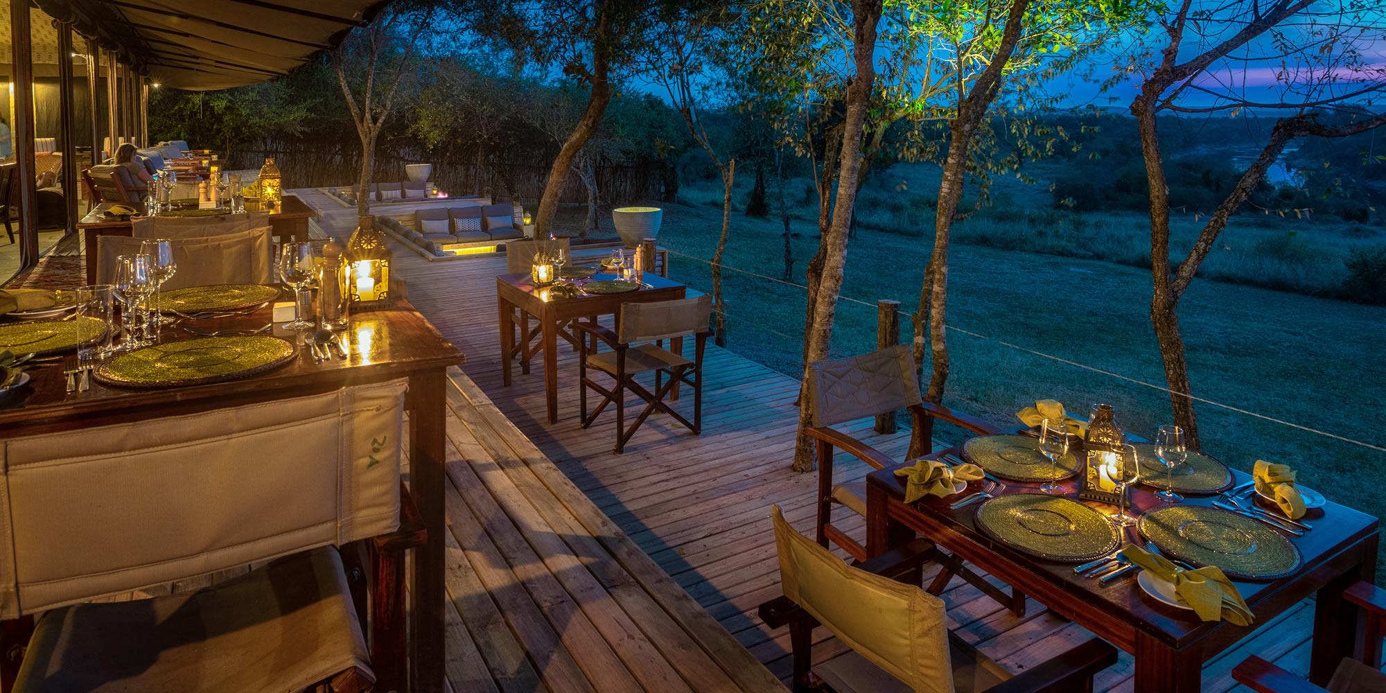 Sfeervolle bush-diner setting bij Entim Mara Luxury Camp onder Afrikaanse sterrenhemel