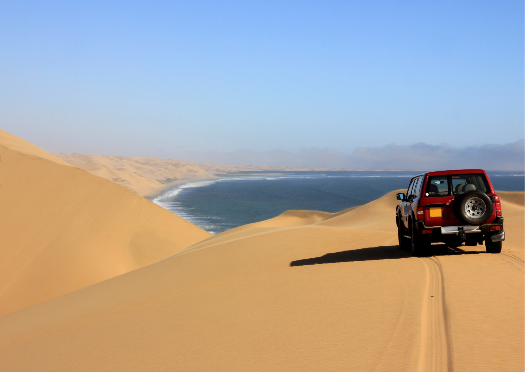 Swakopmund_Namibie_Auto met uitzicht over duinen en zee