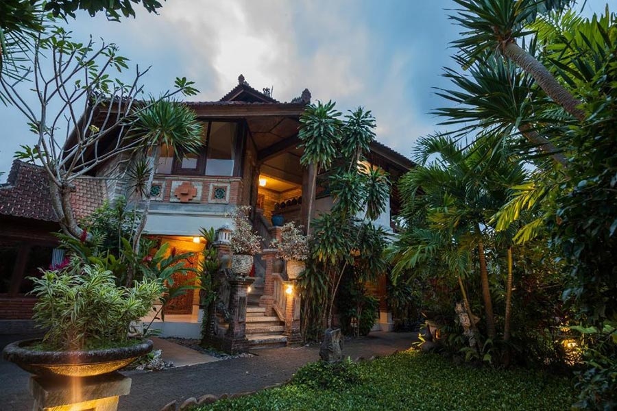 “Taman Harum Ubud – hotelentree met stenen beelden en warme sfeer.”