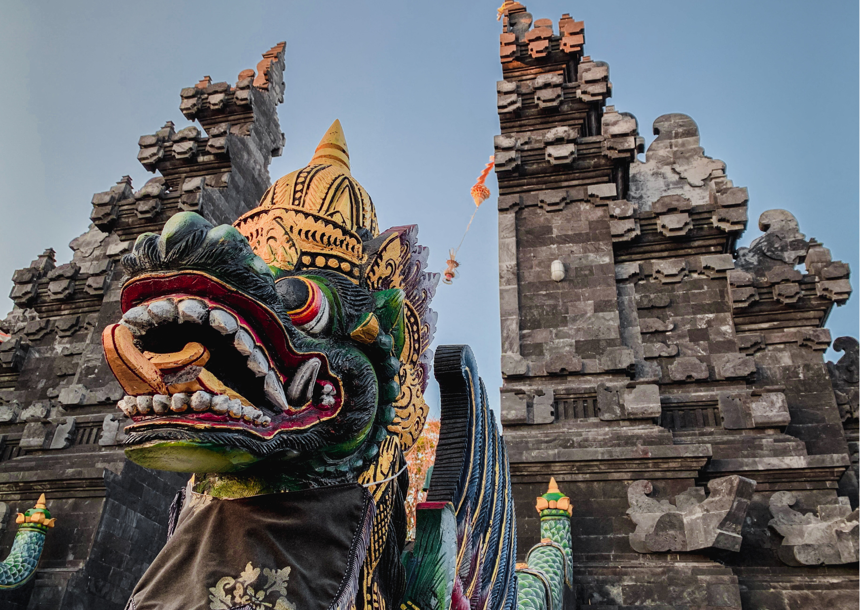 Traditionele Balinese tempel met stenen poort bij Ubud