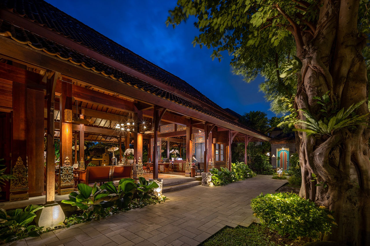 “The Alantara Sanur exterieur – tropisch hotel met elegante Balinese kenmerken.”