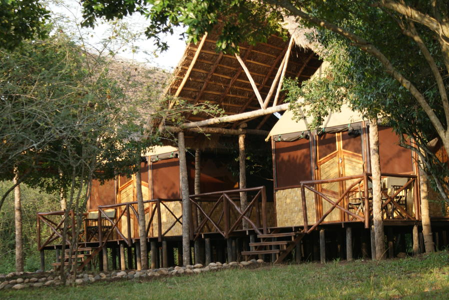 The Bush Lodge in Queen Elizabeth National Park met uitzicht op savanne en bushland.