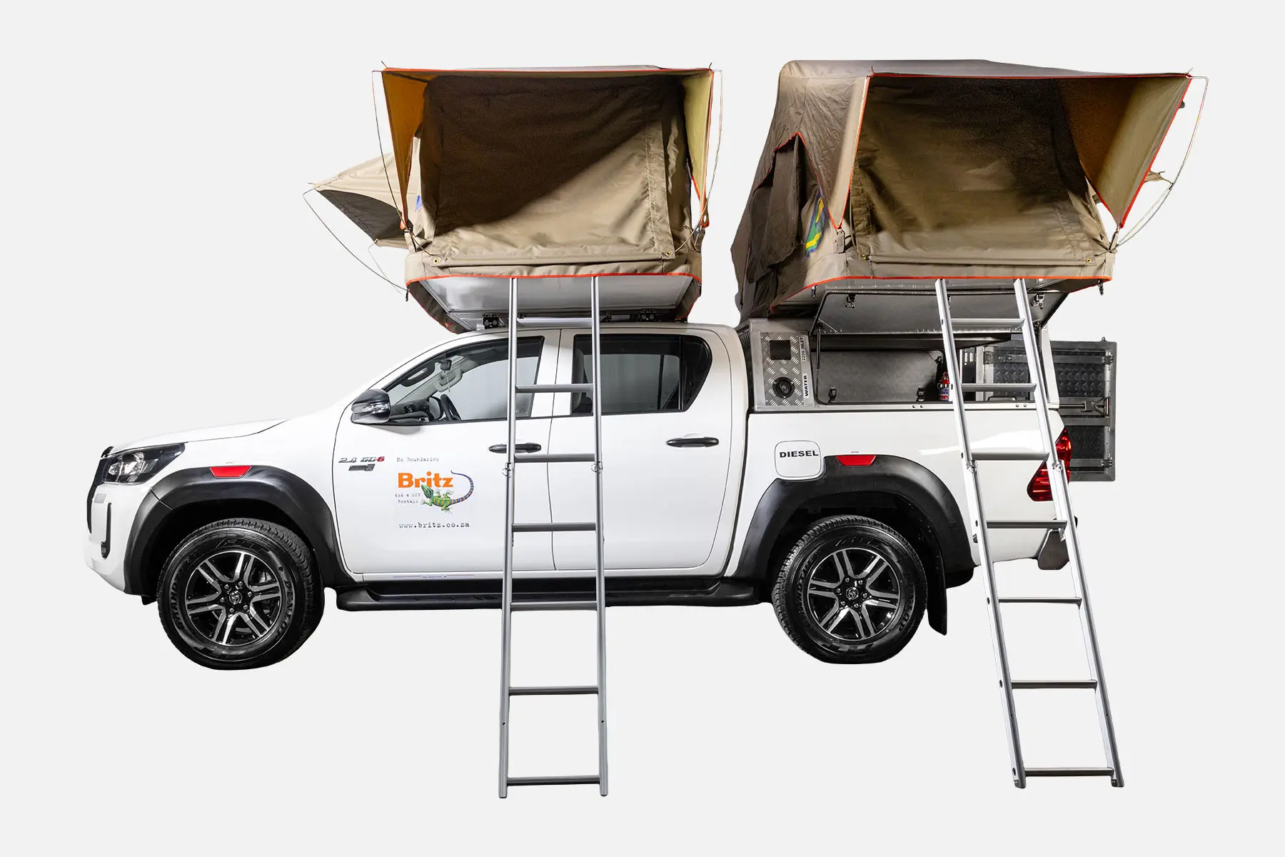 “Toyota Hilux 2.4L Diesel 4x4 Double Cab met daktent – comfortabele automatische huurauto voor selfdrive safari’s.”