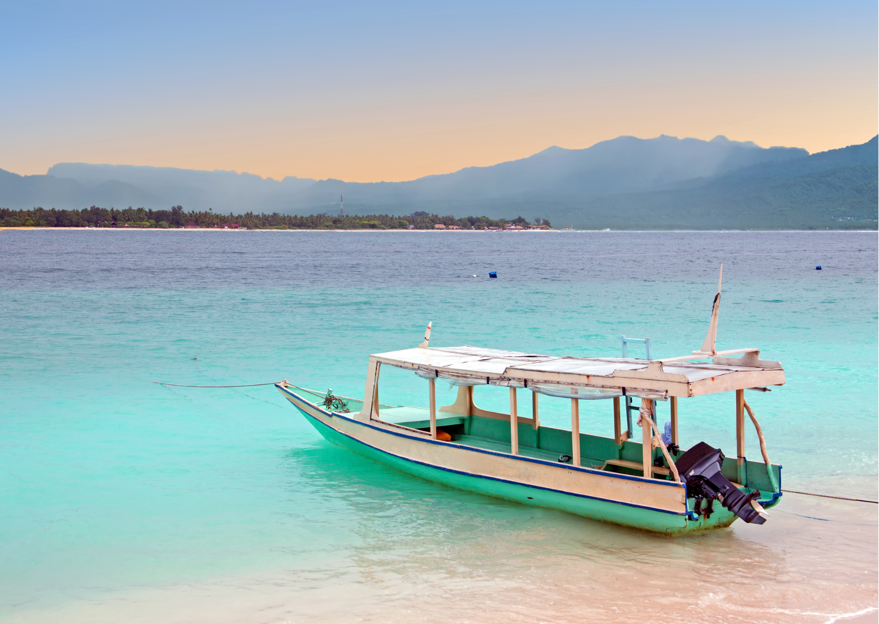 Turquoise oceaan tijdens overtocht van Bali naar Gili Trawangan