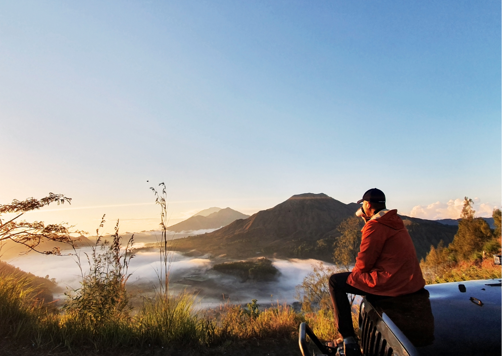 Uitzicht op Mount Batur en het kratermeer vanaf startpunt mountainbike tour