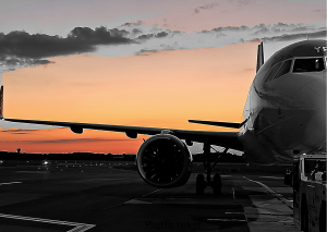 “Uitzicht op het vliegveld van Johannesburg met vliegtuigen klaar voor vertrek.”