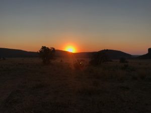 Zonsondergang boven Waterberg heuvels Zuid-Afrika”
