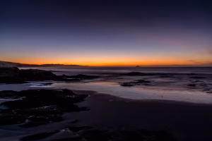 Zonsondergang over de Atlantische Oceaan vanaf de Sea Point Promenade in Kaapstad