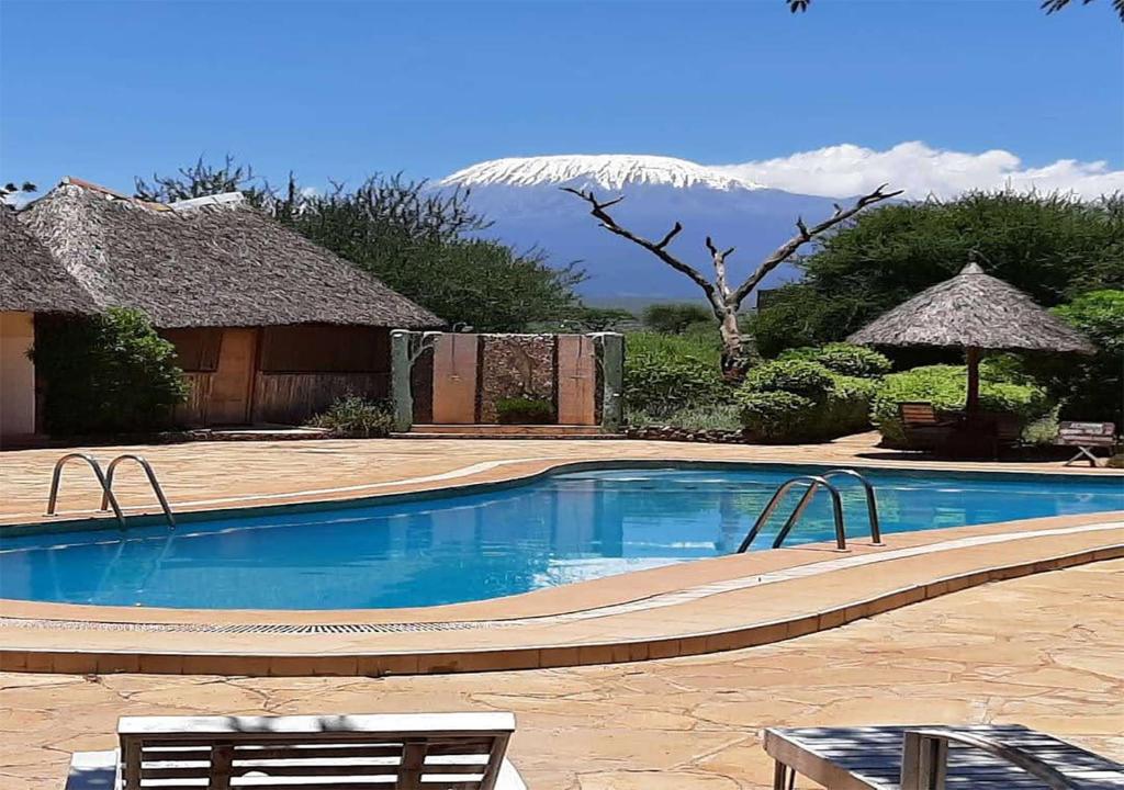 Zwembad van AA Lodge Amboseli met zicht op de omliggende natuur