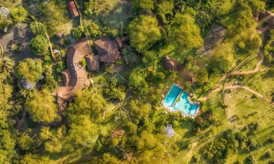 Zwembad van Lake Naivasha Sopa Resort omringd door weelderige tropische tuinen