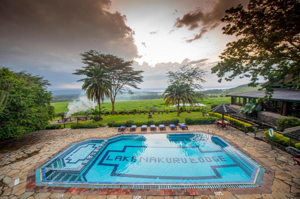 Zwembad van Lake Nakuru Lodge met panoramisch zicht over Lake Nakuru National Park
