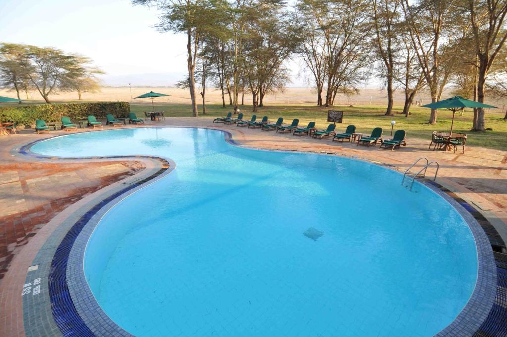 Zwembad van Ol Tukai Lodge met panoramisch uitzicht op de savanne van Amboseli