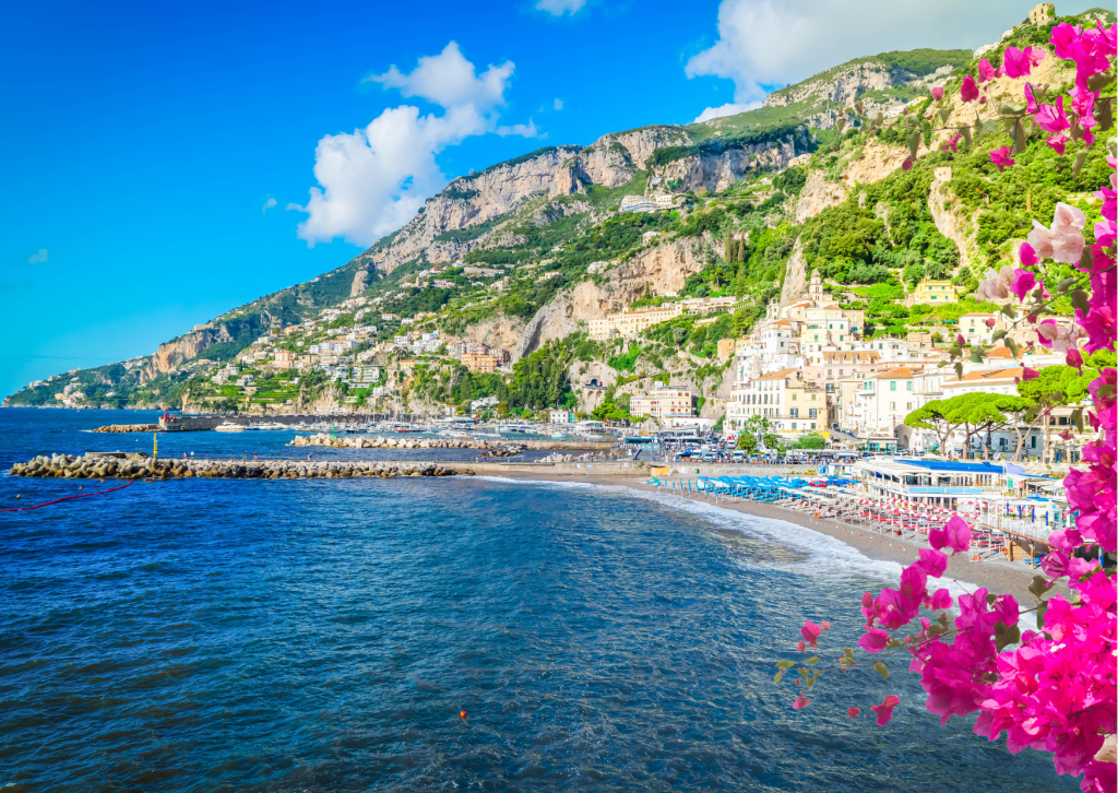 Amalfikust in Italië met kleurrijke dorpjes, steile kliffen en uitzicht over de Middellandse Zee, ideaal voor een rondreis langs charmante kustplaatsen - voorjaarsvakantie inspiratie