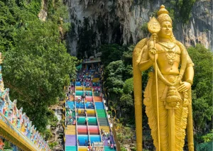 16-daagse rondreis Maleisië met Taman Negara en Pangkor Gouden beeld van Lord Murugan naast de kleurrijke trappen van de Batu Caves