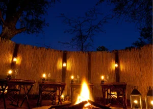 Sfeervol bush diner bij kampvuur in een Private Game Reserve in Zuid-Afrika