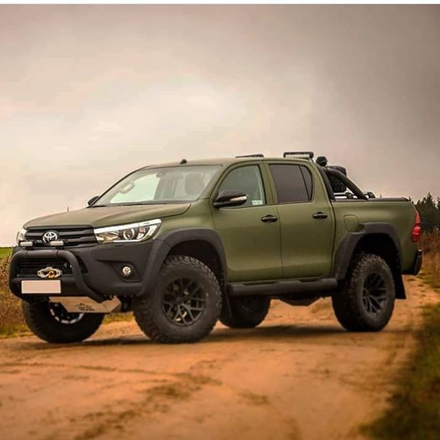 Krachtige Toyota Hilux 4×4 equipped model voor avontuurlijke selfdrives met daktent en kampeeruitrusting
