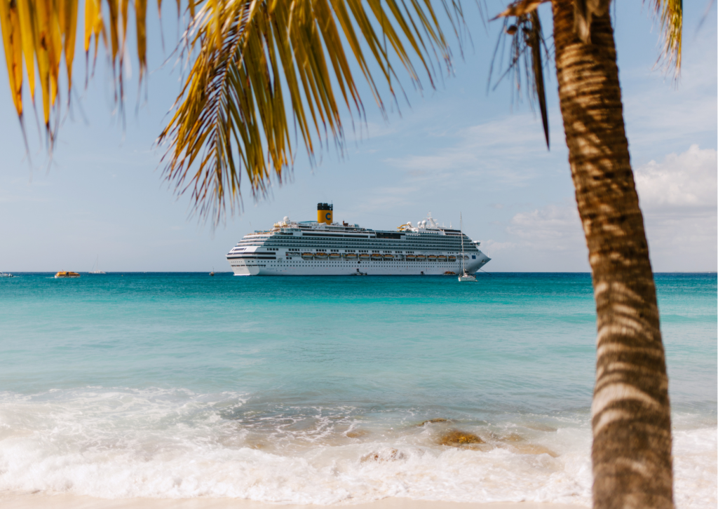Cruise inspiratie: Cruiseschip dat door de indrukwekkende Noorse fjorden vaart tussen hoge bergen en diepe fjorden.