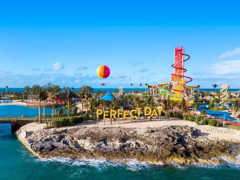10 redenen waarom New York en een Caribbean cruise de perfecte combinatie zijn. Luchtballon boven Perfect Day at CocoCay met uitzicht op het eiland en de oceaan