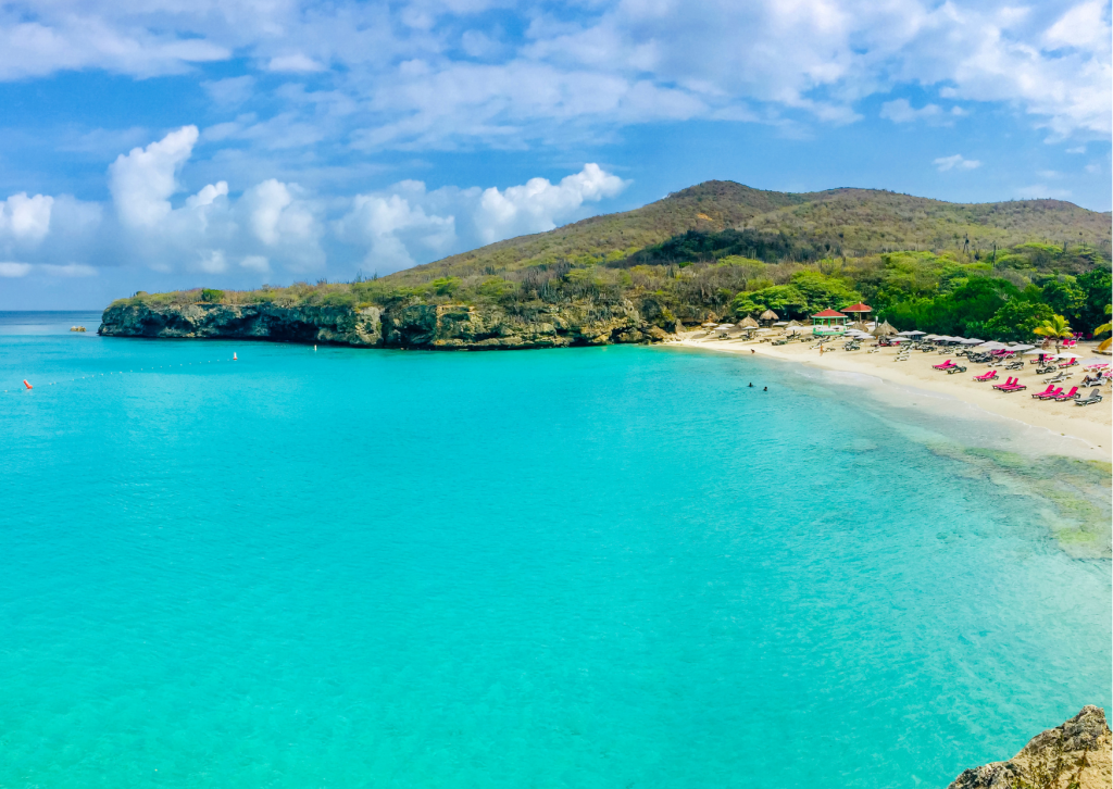 Kustlijn van Curaçao met turquoise zee en tropische stranden – voorjaarsvakantie inspiratie voor een zonnige reis