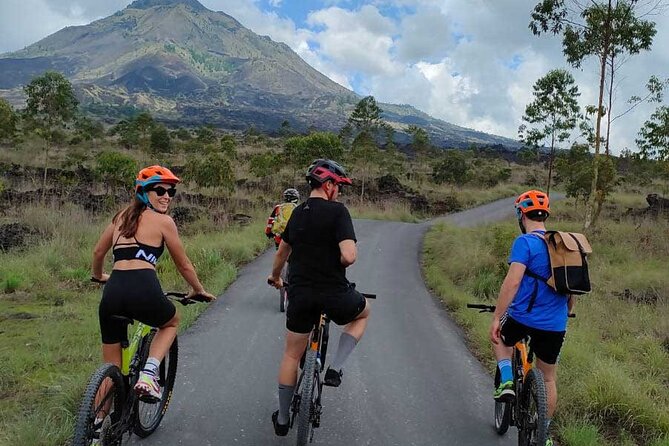 mountainbiken vanaf batur vulkaan naar ubud