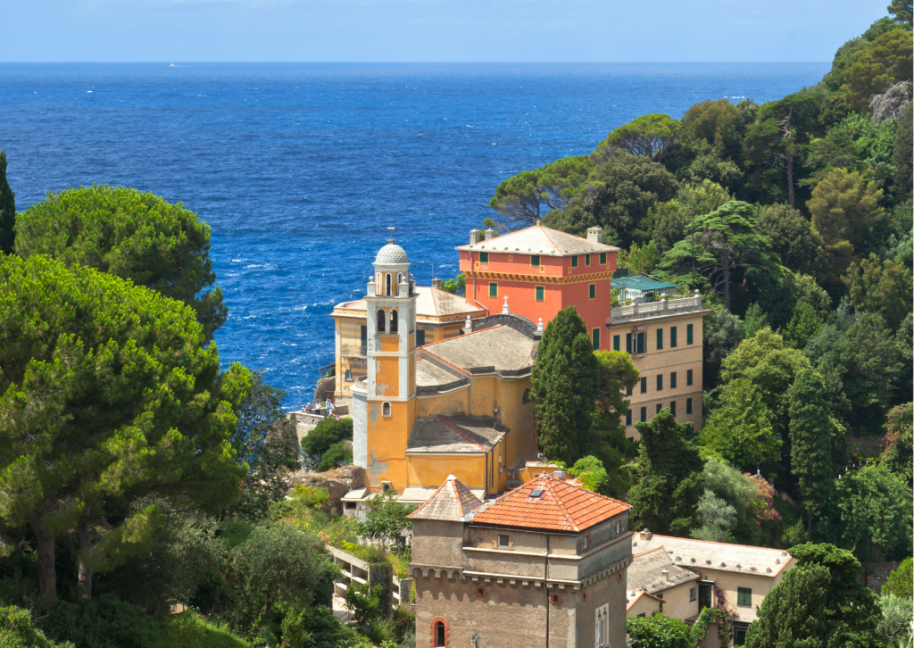 Italiaans landschap met groene heuvels, kustlijnen en charmante dorpjes Italië, ideaal voor een rondreis langs de kust van Italië.