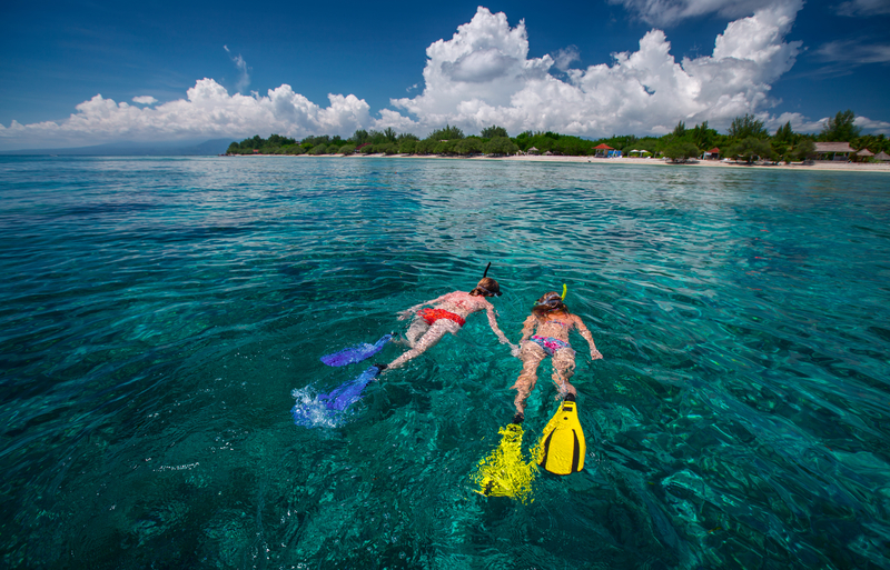 mensen die aan het snorkelen zijn in water gili eiland