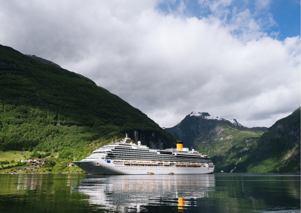 Cruise inspiratie: cruiseschip dat door de indrukwekkende Noorse fjorden vaart tussen hoge bergen en watervallen.