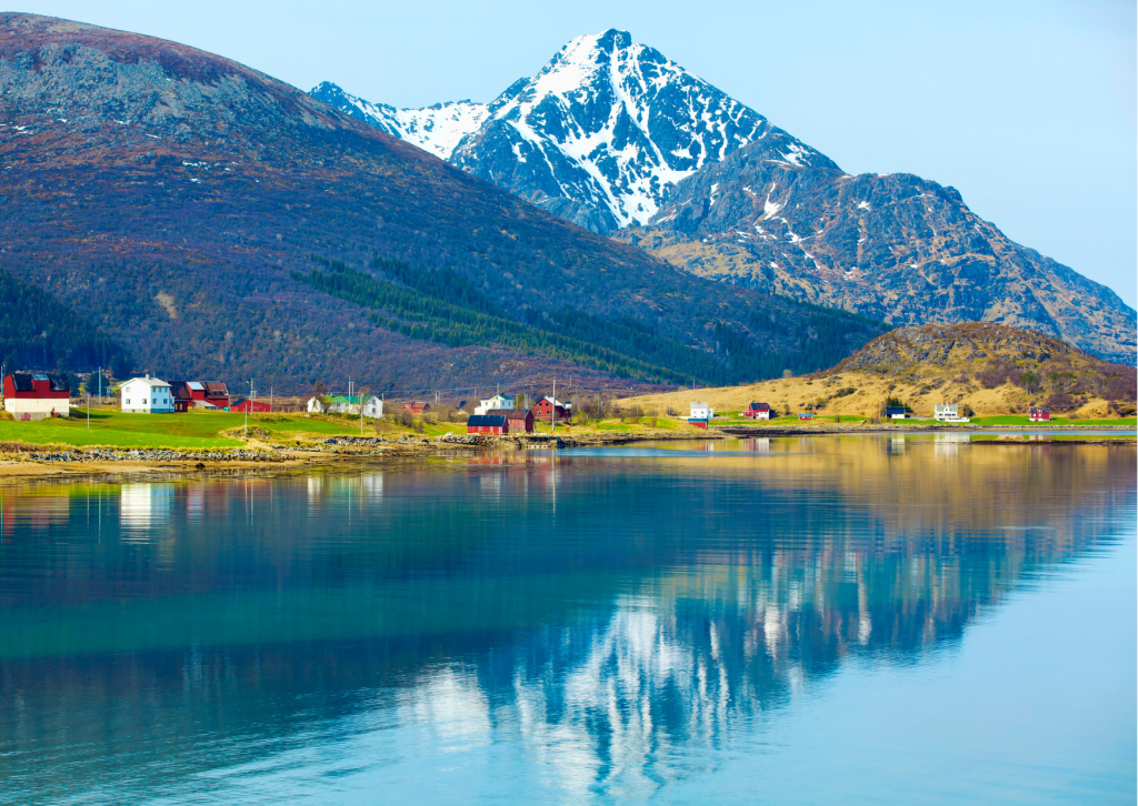 Ontdek de spectaculaire Noorse fjorden met steile bergen, diepblauw water en indrukwekkende natuur. Een van de mooiste landschappen van Scandinavië.