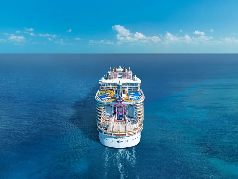 10 redenen waarom New York en een Caribbean cruise de perfecte combinatie zijn. Oasis of the Seas vaart terug naar New York op open zee