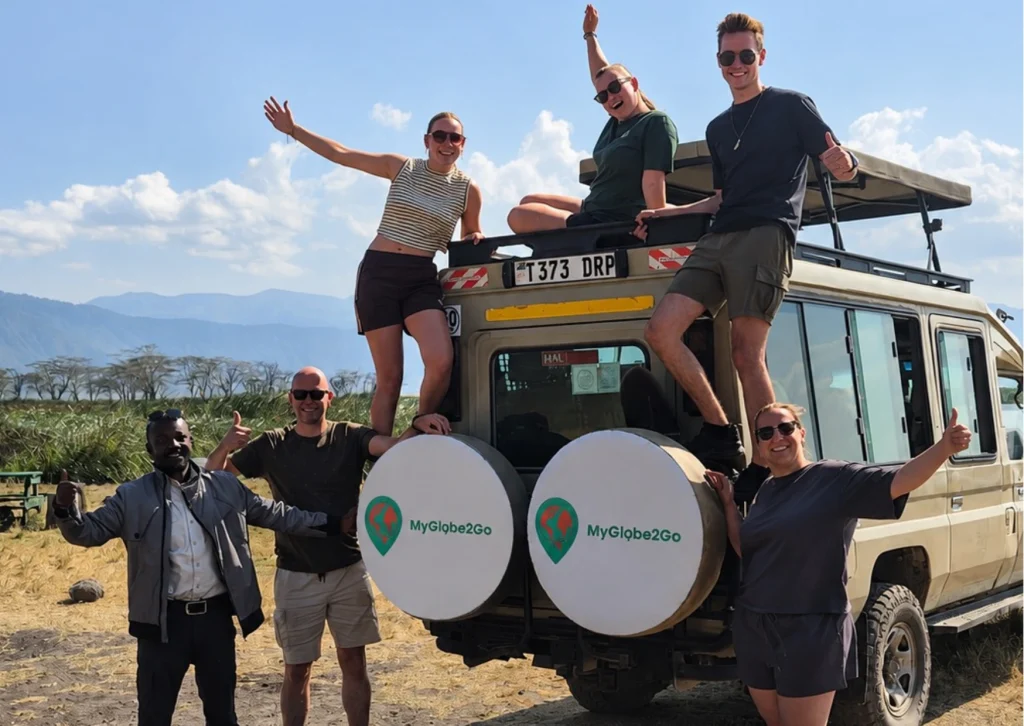 Privé safari in Tanzania: met je eigen safari-voertuig en gids op avontuur MyGlobe2Go safari-auto met leeuwen tijdens een privé safari in Tanzania