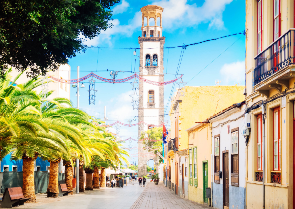 Kleurrijk kustdorp op Tenerife met uitzicht op zee en vulkanisch landschap – inspiratie voor een zonnige vakantie.