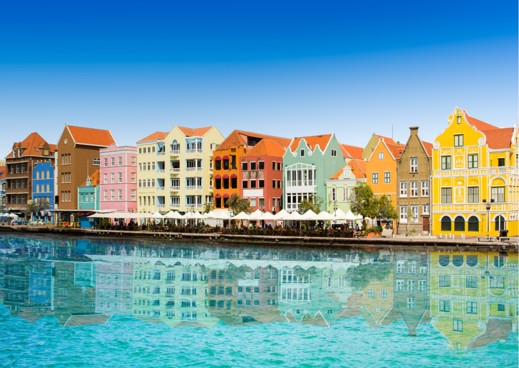 Kleurrijke huizen aan de Handelskade in Willemstad op Curaçao – voorjaarsvakantie inspiratie voor een zonnige reis
